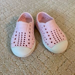 Native pink shoe size 4. LIKE NEW